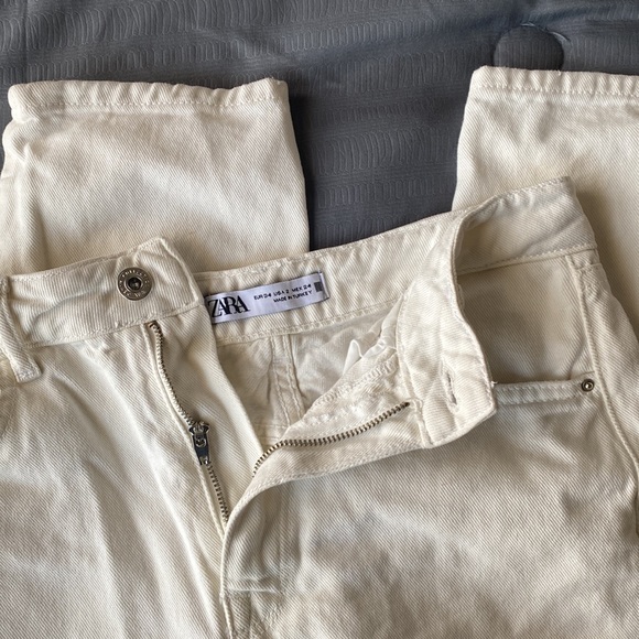 White Zara jeans. The trendy rips on both knees. Boot cut. - Picture 2 of 4